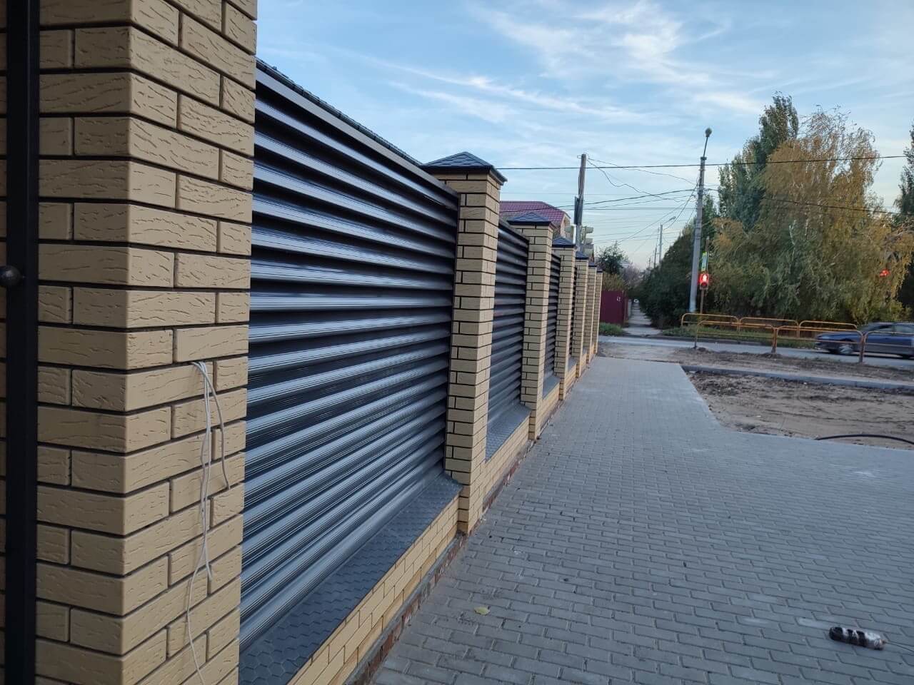 Забор-жалюзи с ламелями Еврожалюзи 16м RAL7024/7024 Серый Графит двусторонний фото 2 в Ростове-на-Дону