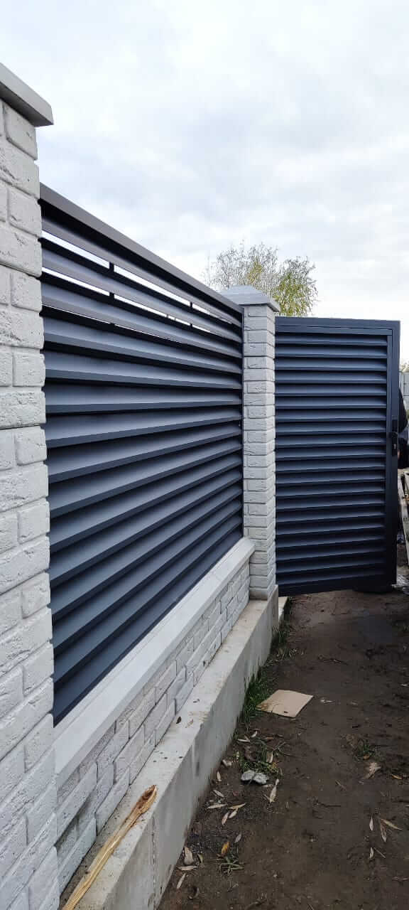 Забор-жалюзи из ламелей ЭКО-Z 32м RAL7024 Серый Графит МАТТЕ фото 4 в Ростове-на-Дону