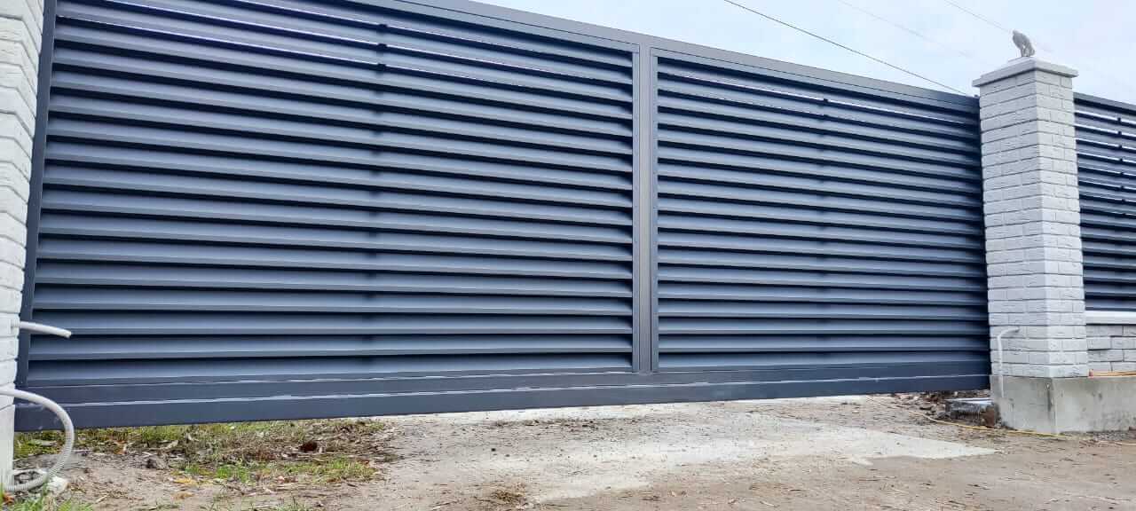 Забор-жалюзи из ламелей ЭКО-Z 32м RAL7024 Серый Графит МАТТЕ фото 3 в Ростове-на-Дону
