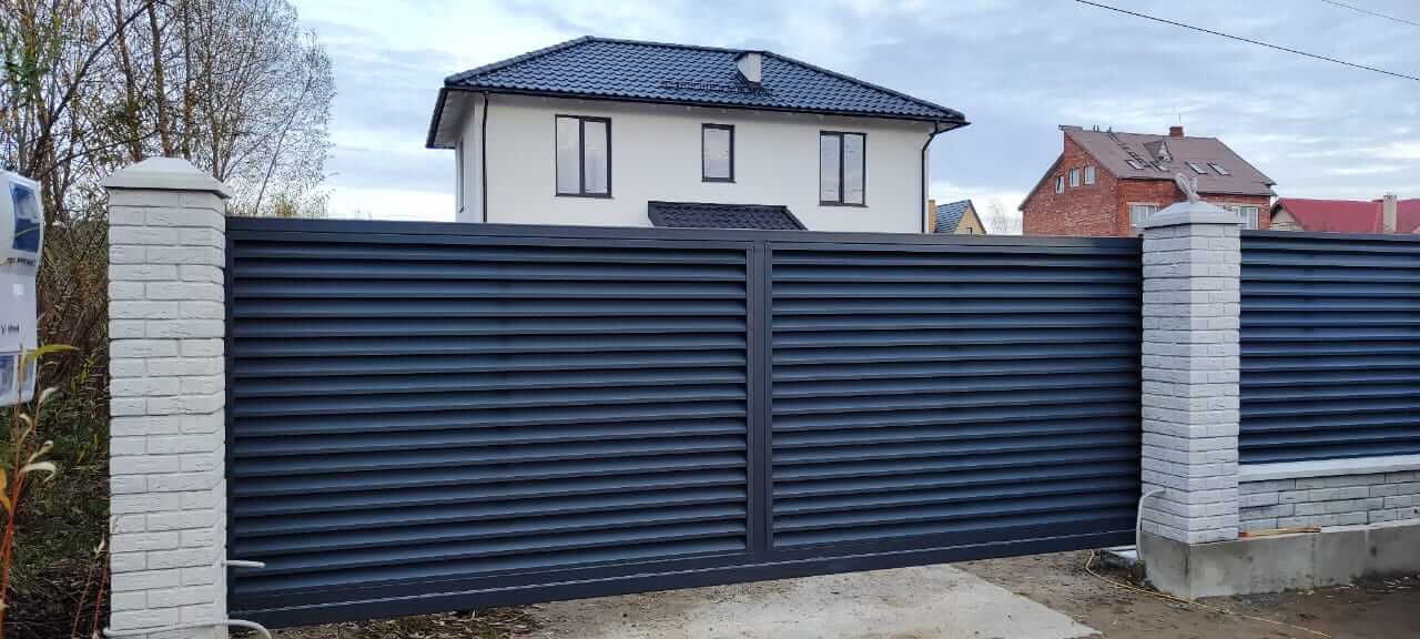 Забор-жалюзи из ламелей ЭКО-Z 32м RAL7024 Серый Графит МАТТЕ фото 2 в Ростове-на-Дону
