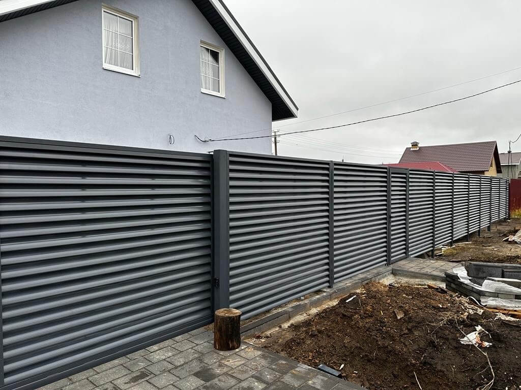 Забор-жалюзи из ламелей Еврожалюзи 28м RAL7024/7024 Серый Графит двусторонний в Ростове-на-Дону