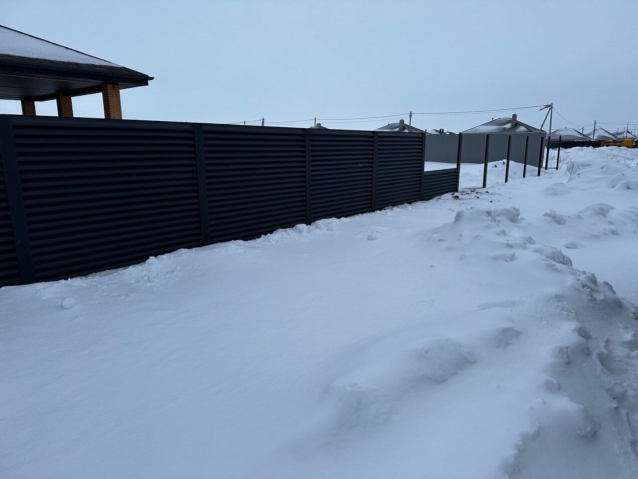 Забор-жалюзи из ламелей еврожалюзи 57м RAL7024 Серый Графит МАТТЕ фото 6 в Ростове-на-Дону
