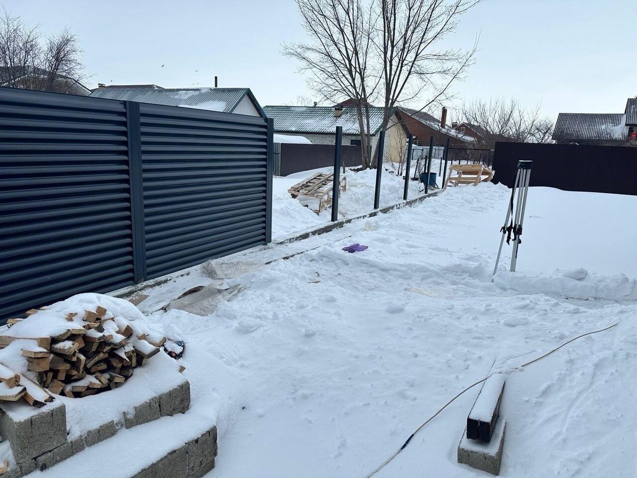 Забор-жалюзи из ламелей Еврожалюзи 32м RAL7024/7024 Серый Графит двусторонний фото 3 в Ростове-на-Дону