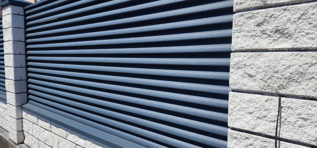 Забор из ламелей Еврожалюзи 32м RAL7024/7024 Серый Графит двусторонний МАТТЕ фото 1 в Ростове-на-Дону