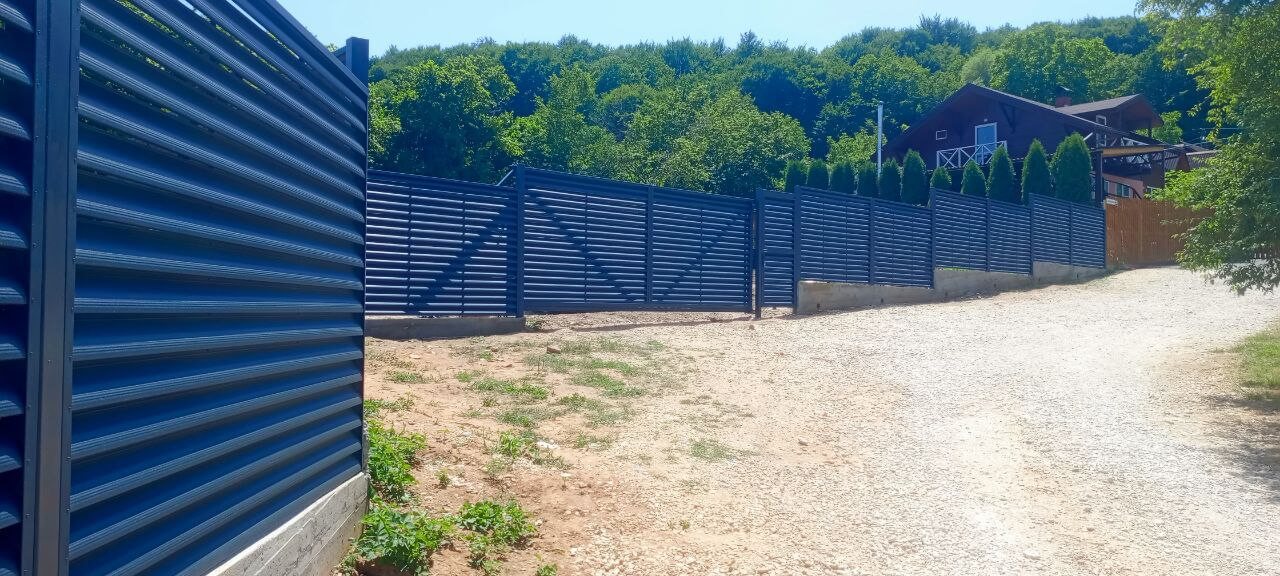 Забор-жалюзи из ламелей Еврожалюзи 53м RAL7024 Серый Графит МАТТЕ фото 8 в Ростове-на-Дону