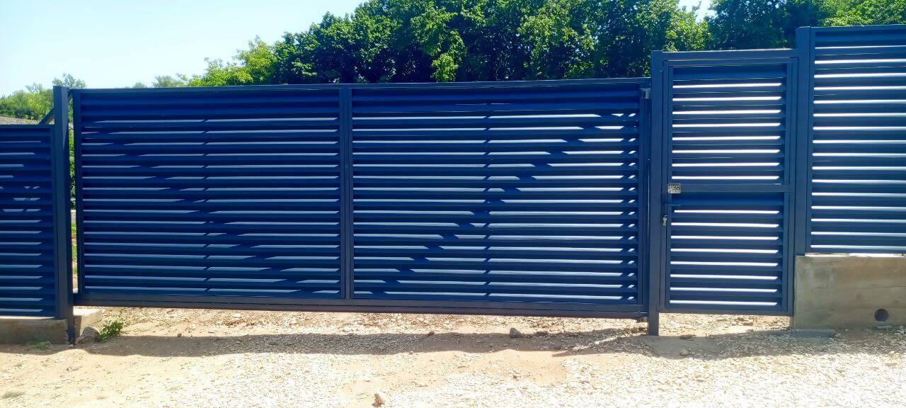 Забор-жалюзи из ламелей Еврожалюзи 53м RAL7024 Серый Графит МАТТЕ фото 5 в Ростове-на-Дону