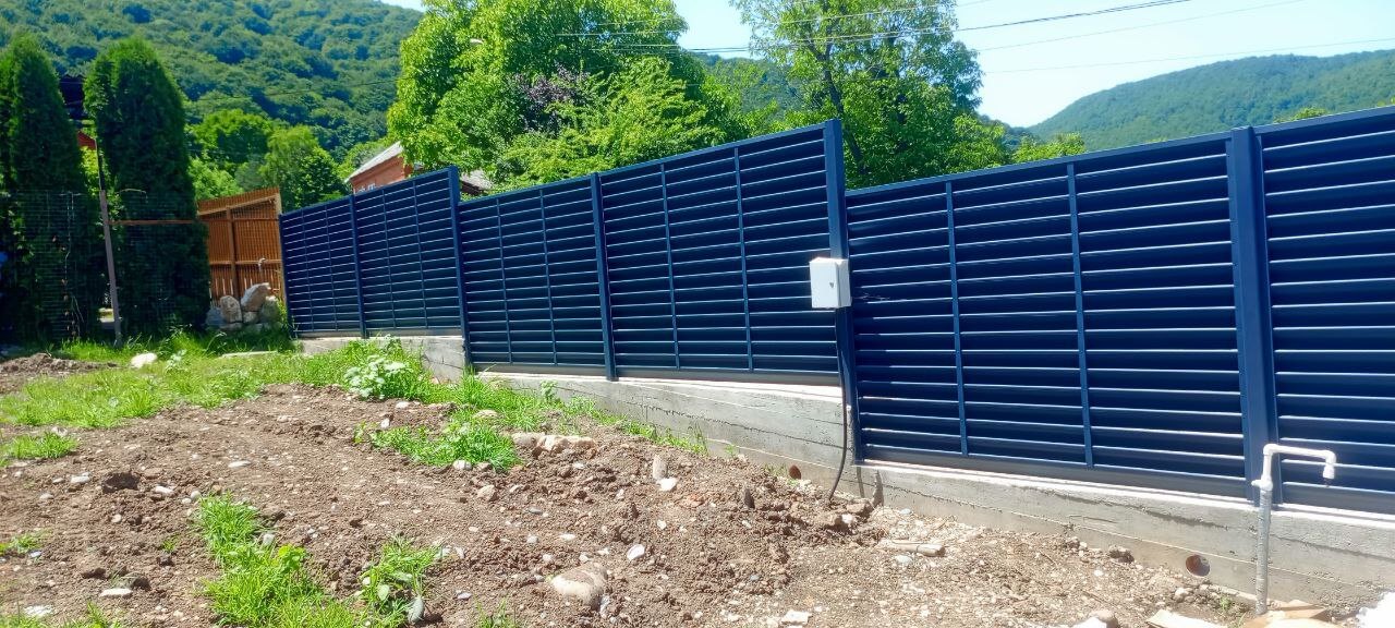 Забор-жалюзи из ламелей Еврожалюзи 53м RAL7024 Серый Графит МАТТЕ фото 3 в Ростове-на-Дону