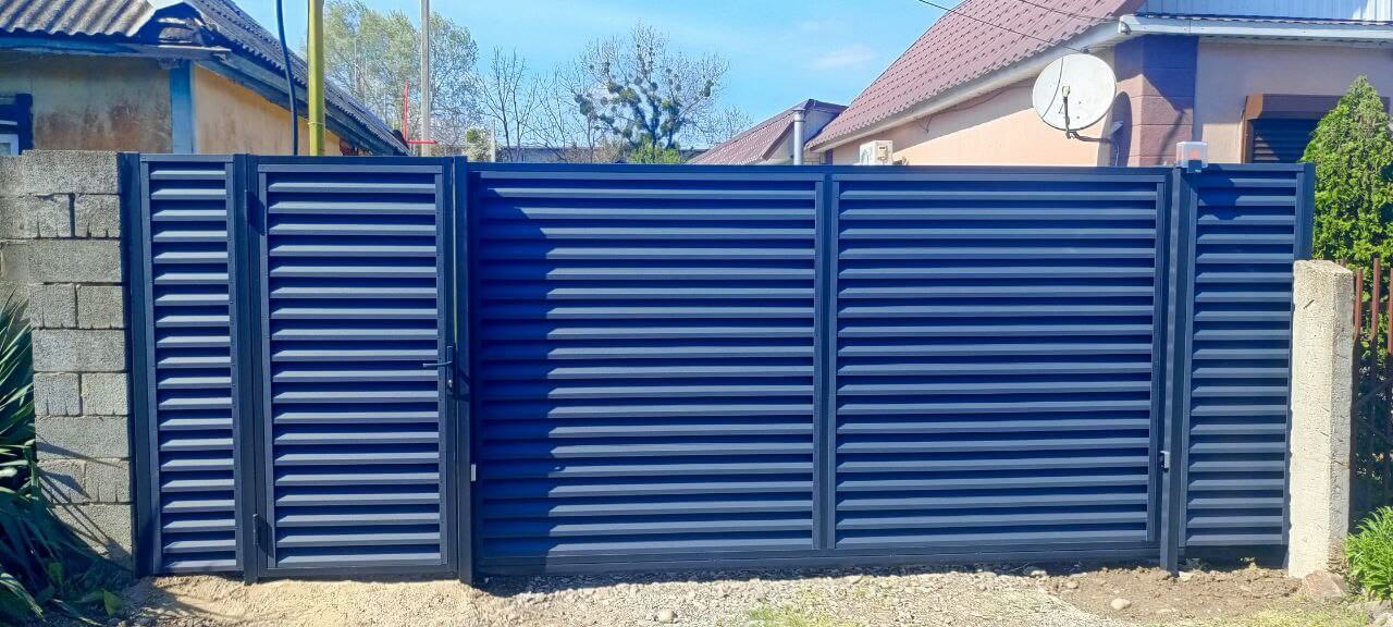 Забор-жалюзи из ламелей Еврожалюзи 53м RAL7024 Серый Графит МАТТЕ фото 1 в Ростове-на-Дону