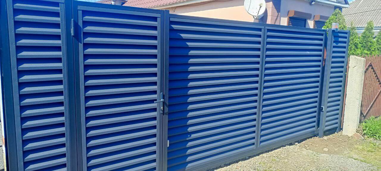 Забор-жалюзи из ламелей Еврожалюзи 53м RAL7024 Серый Графит МАТТЕ фото 10 в Ростове-на-Дону