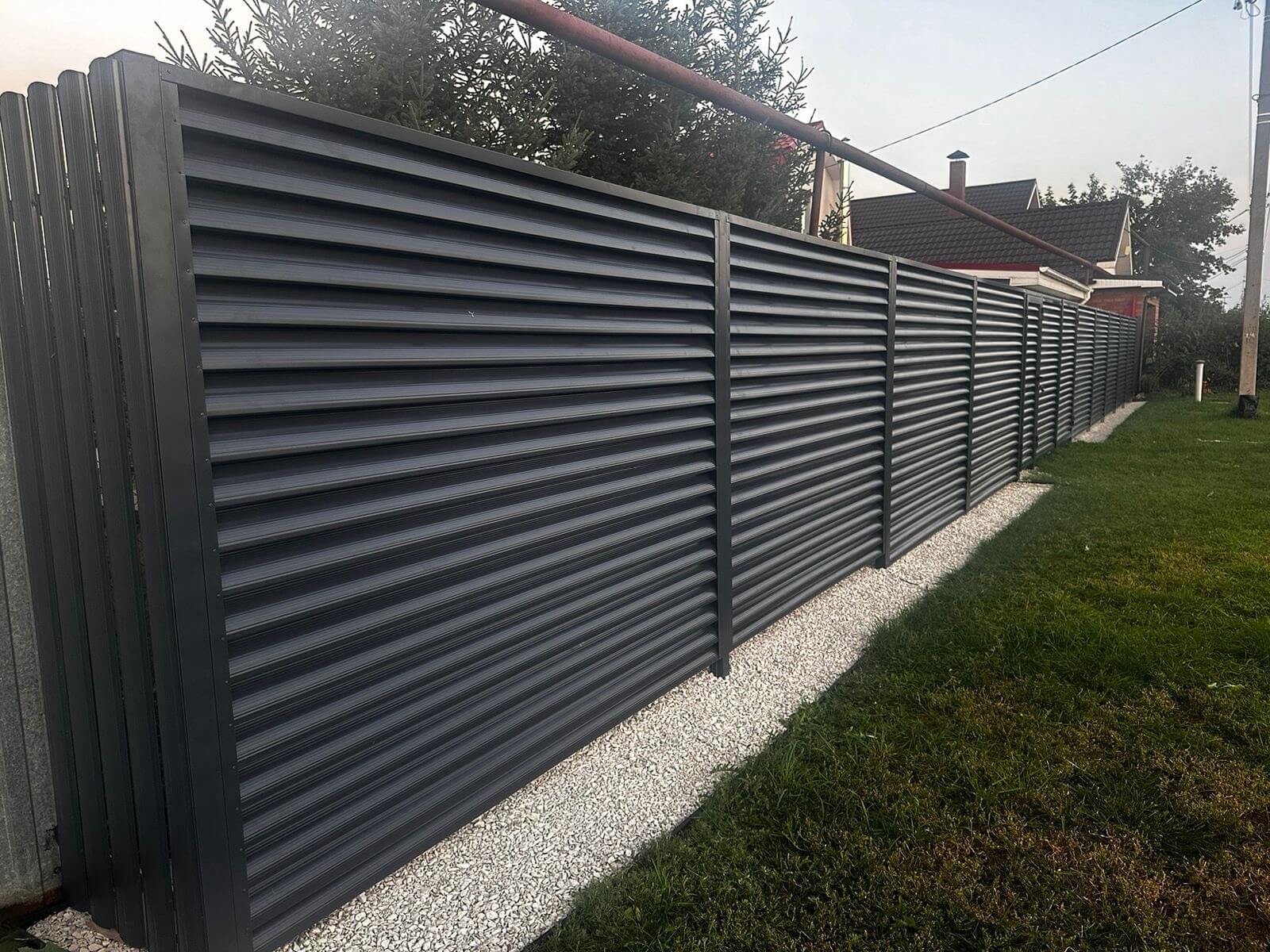 Забор из ламелей Еврожалюзи 26м RAL7024/7024 Серый Графит двусторонний фото 4 в Ростове-на-Дону