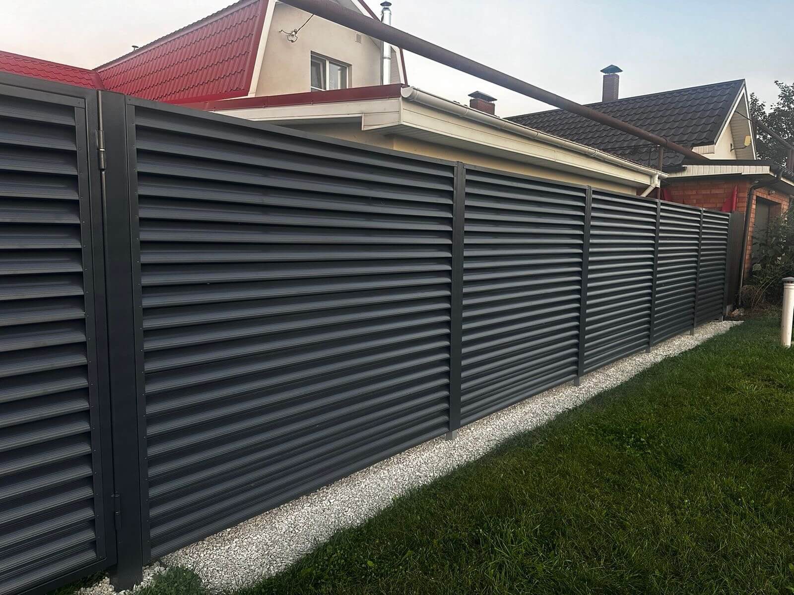 Забор из ламелей Еврожалюзи 26м RAL7024/7024 Серый Графит двусторонний фото 3 в Ростове-на-Дону