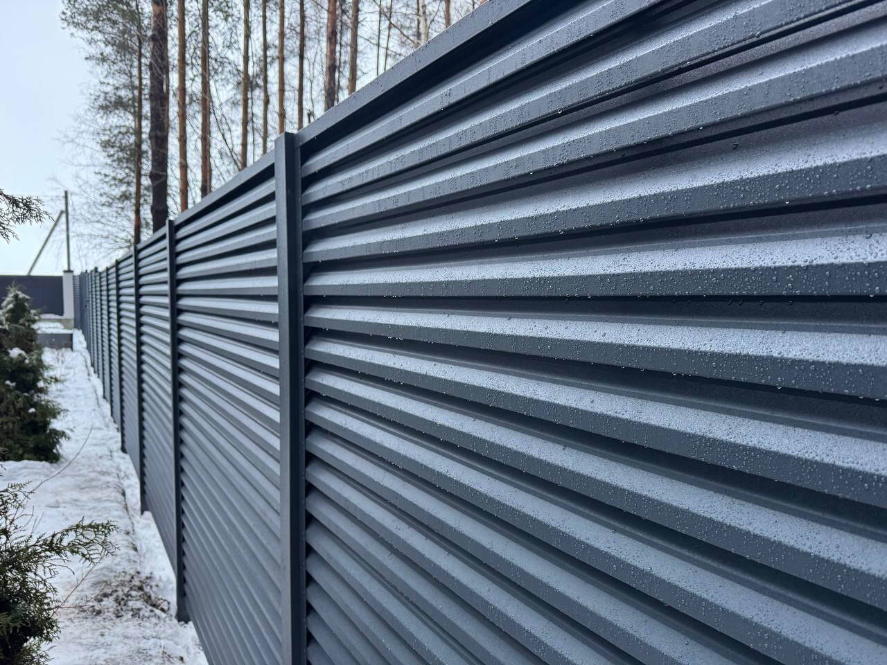 Забор-жалюзи из ламелей ЭКО-Z-US 54м RAL7024/7024 Серый Графит двусторонний МАТТЕ фото 2 в Ростове-на-Дону