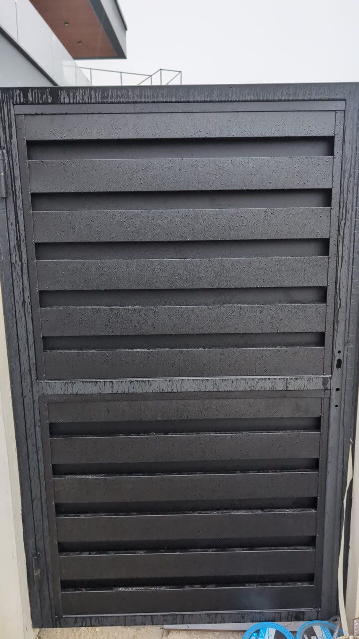 Откатные ворота с калиткой из металлопланкена RAL9005/9005 Черный двусторонний МАТТЕ фото 3 в Ростове-на-Дону