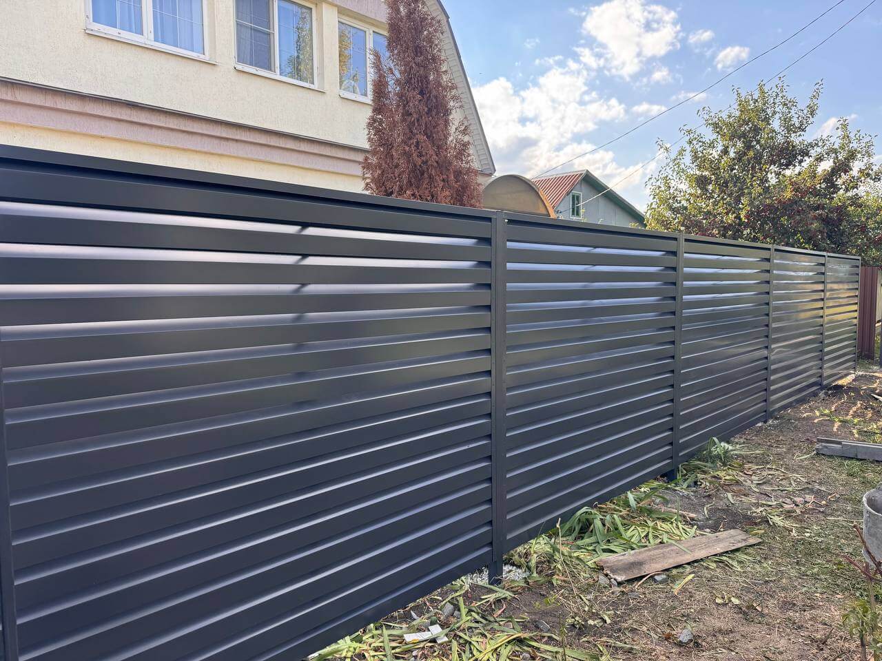 Забор-жалюзи из ламелей Хай-Тек 26м RAL7024/7024 Серый Графит двусторонний в Ростове-на-Дону