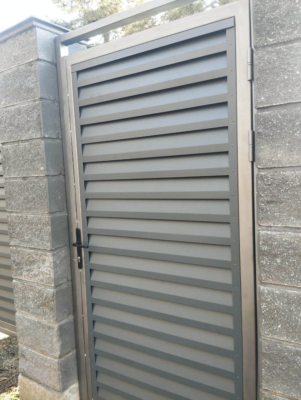 Откатные ворота с калиткой из ламелей Реснички RAL7024/7024 Серый Графит двусторонний МАТТЕ фото 2 в Ростове-на-Дону