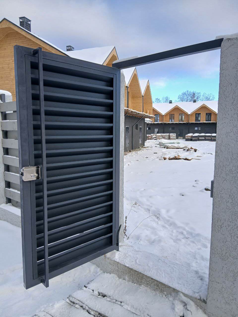 Входная группа из ламелей Хай-Тек RAL7024/7024 Серый Графит двусторонний МАТТЕ фото 21 в Ростове-на-Дону