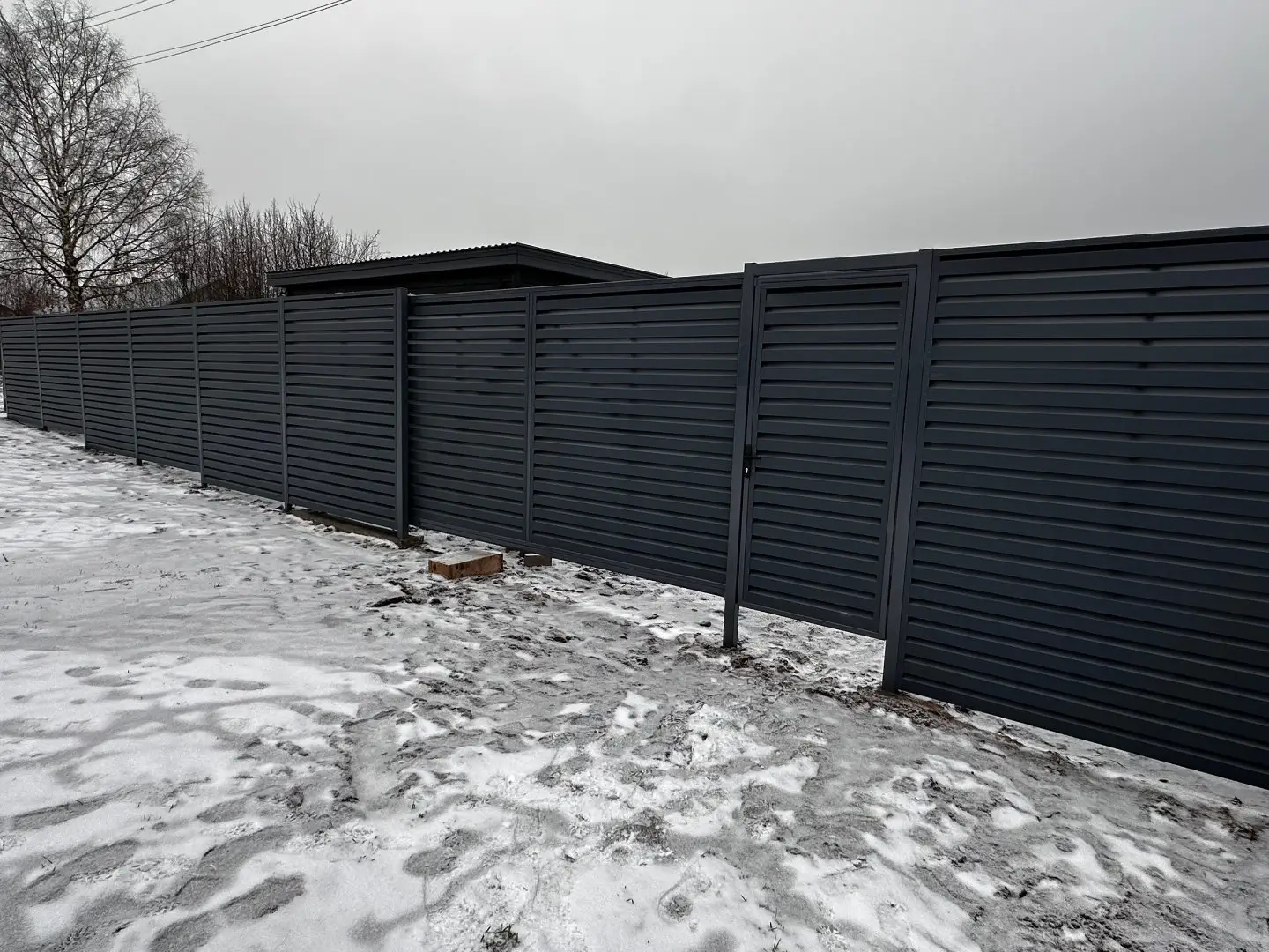 Забор-жалюзи из ламелей Хай-Тек 20м RAL7024/7024 Серый Графит двусторонний МАТТЕ фото 4 в Ростове-на-Дону