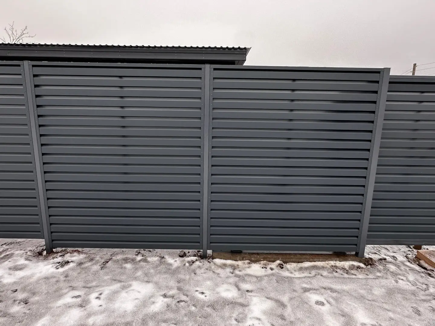 Забор-жалюзи из ламелей Хай-Тек 20м RAL7024/7024 Серый Графит двусторонний МАТТЕ фото 2 в Ростове-на-Дону